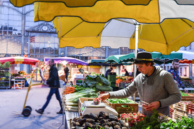 Les commercants des halles du debut a la fin du marche sont presents les jeudis samedis dimanches et jours feries pour le plaisir des Niortais et gourmands en tous genres.