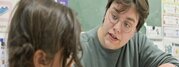Antoine service civique du CCAS en intervention aupres des jeunes eleves de Perochon pour du soutien scolaire dans le cadre de Coup de pouce Cle